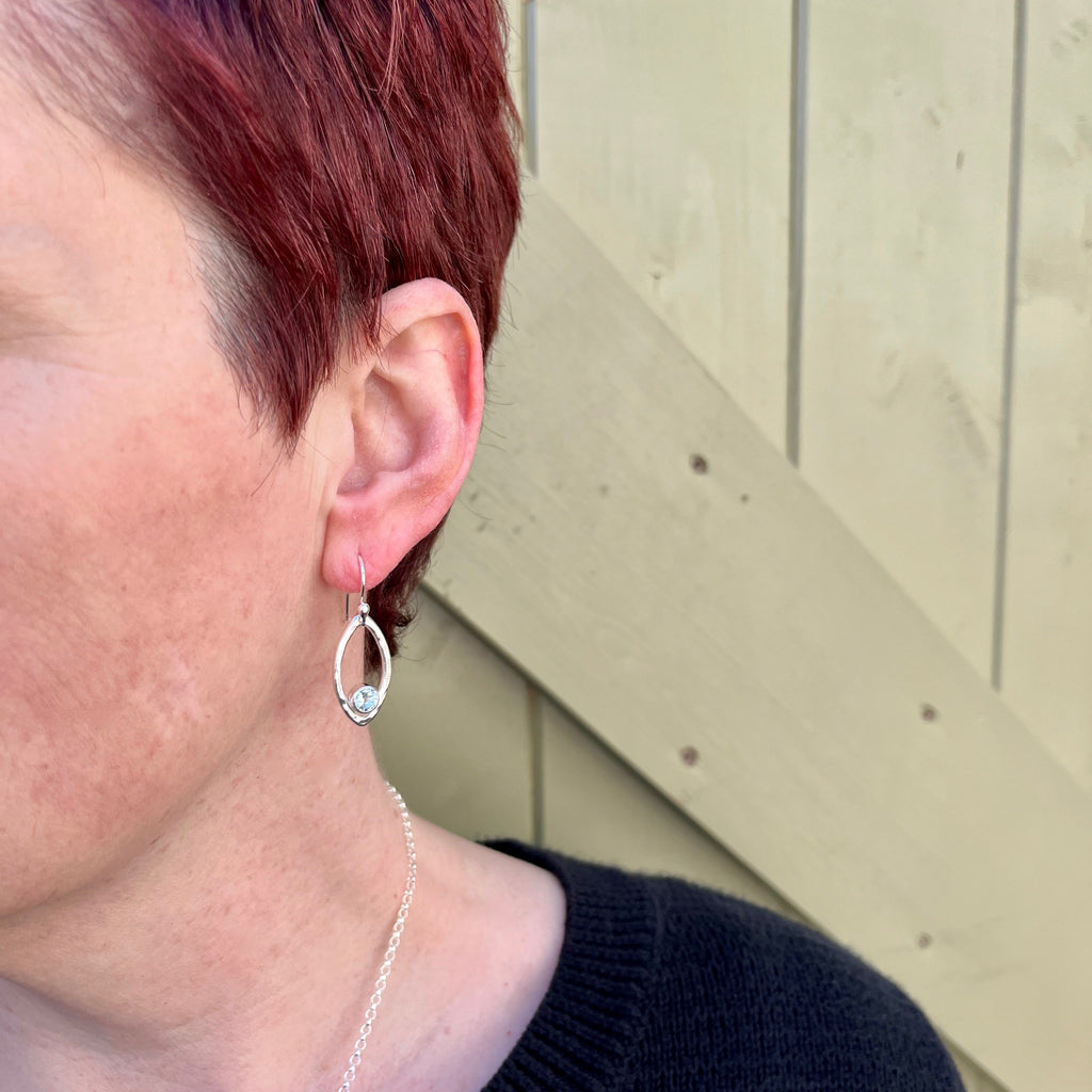 Boucles d'oreilles en feuille d'argent avec topaze bleue • Boucles d'oreilles minimalistes modernes inspirées de la nature