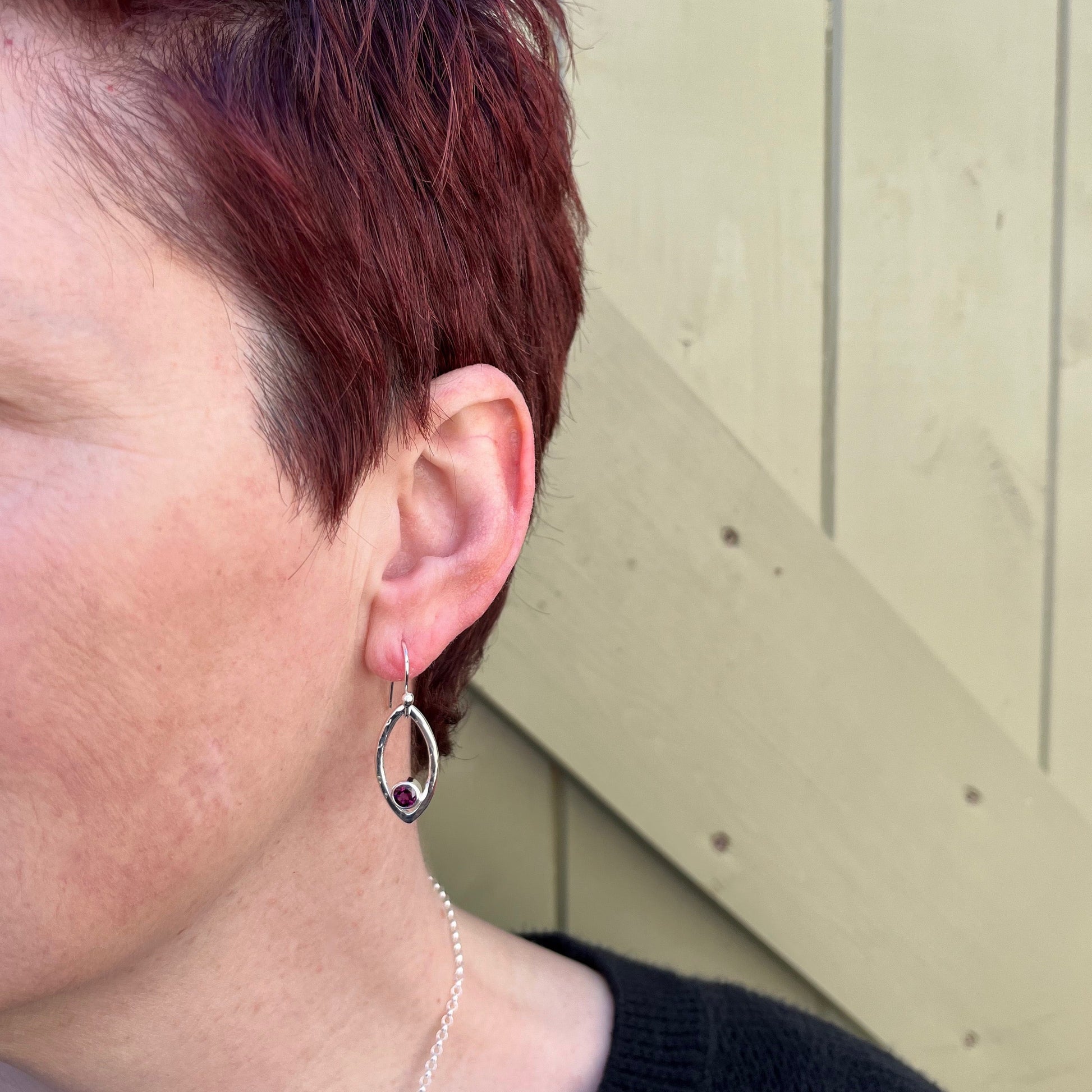 Boucles d'oreilles en feuille d'argent avec grenat • Boucles d'oreilles modernes et minimalistes inspirées de la nature