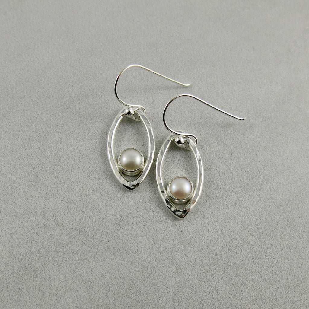 Boucles d'oreilles en feuille d'argent avec perles • Boucles d'oreilles modernes et minimalistes inspirées de la nature