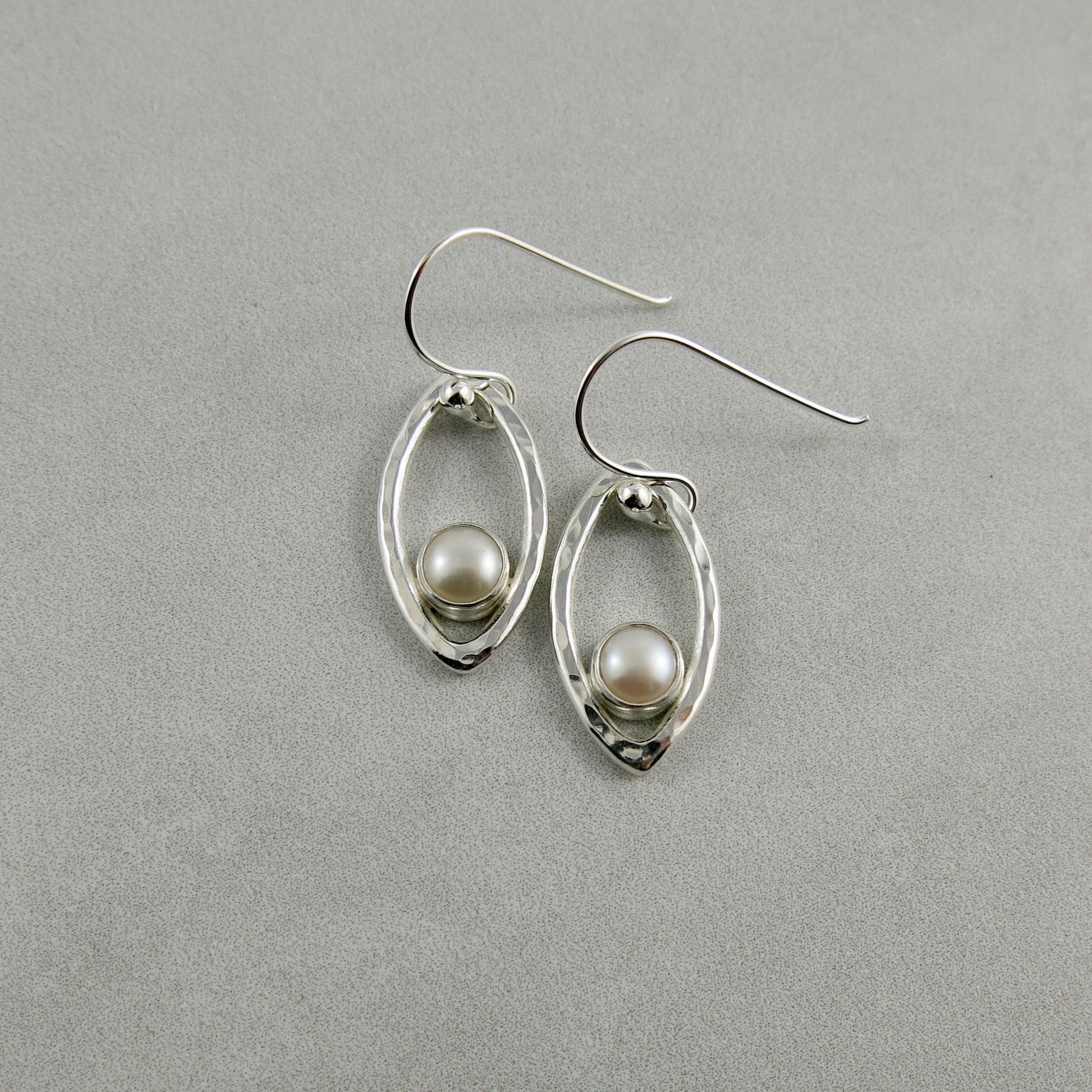 Boucles d'oreilles en feuille d'argent avec perles • Boucles d'oreilles modernes et minimalistes inspirées de la nature
