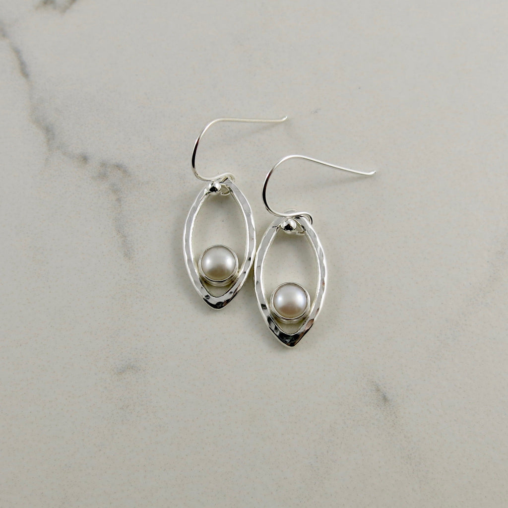 Boucles d'oreilles en feuille d'argent avec perles • Boucles d'oreilles modernes et minimalistes inspirées de la nature