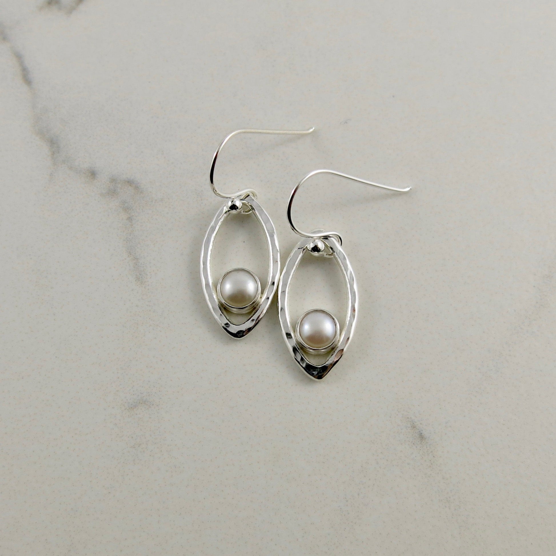 Boucles d'oreilles en feuille d'argent avec perles • Boucles d'oreilles modernes et minimalistes inspirées de la nature