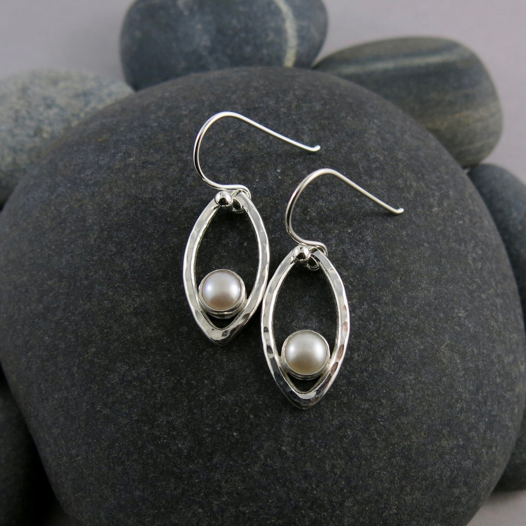 Boucles d'oreilles en feuille d'argent avec perles • Boucles d'oreilles modernes et minimalistes inspirées de la nature