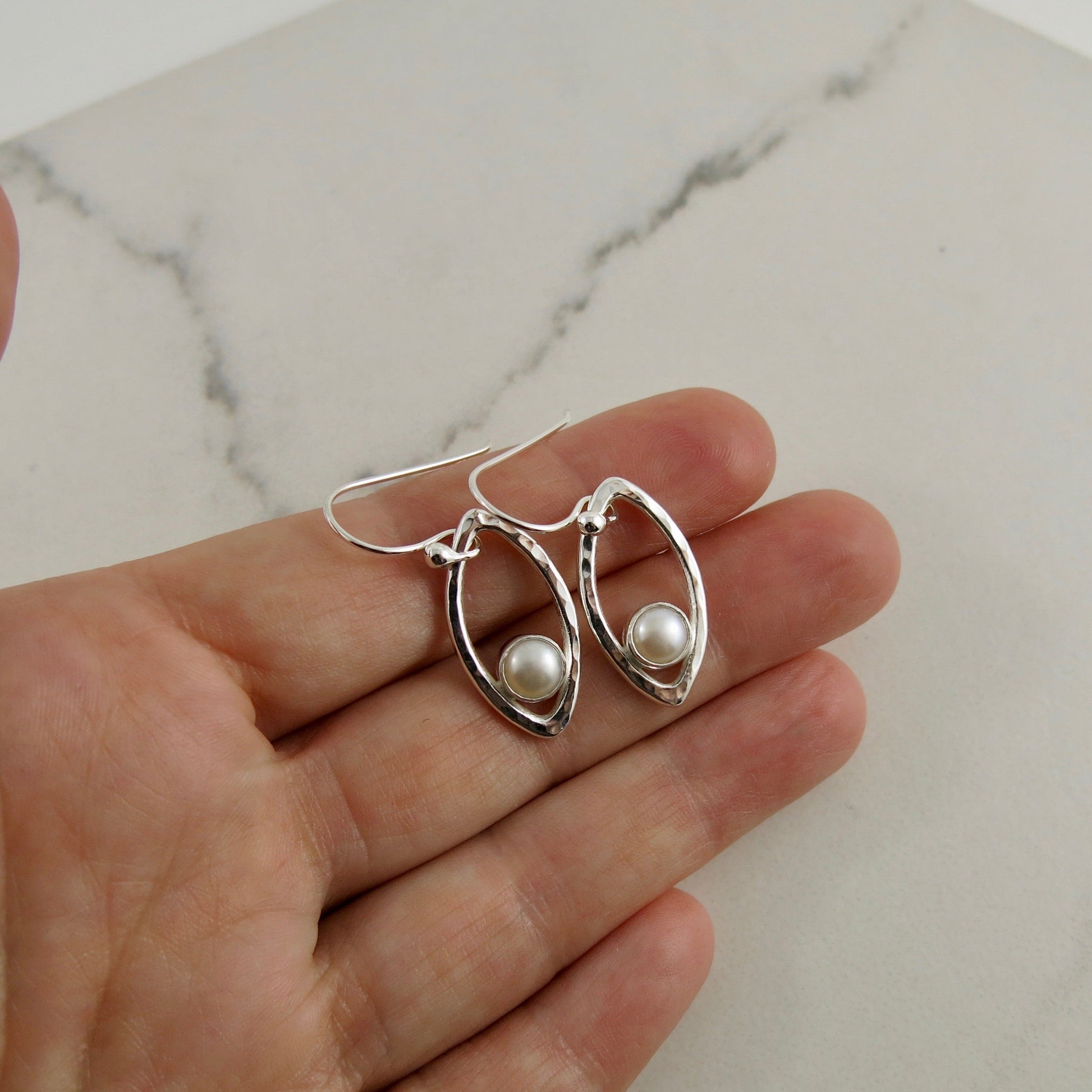 Boucles d'oreilles en feuille d'argent avec perles • Boucles d'oreilles modernes et minimalistes inspirées de la nature