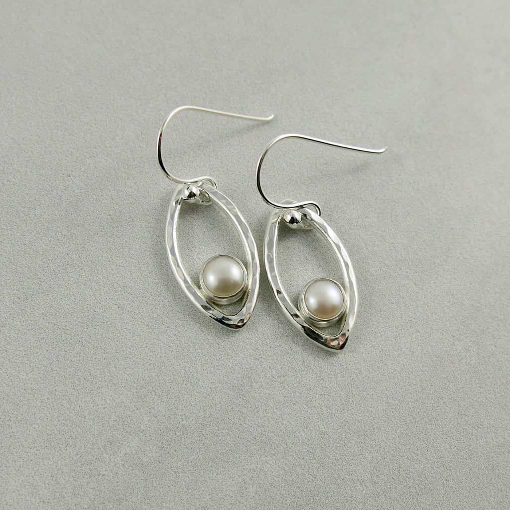 Boucles d'oreilles en feuille d'argent avec perles • Boucles d'oreilles modernes et minimalistes inspirées de la nature