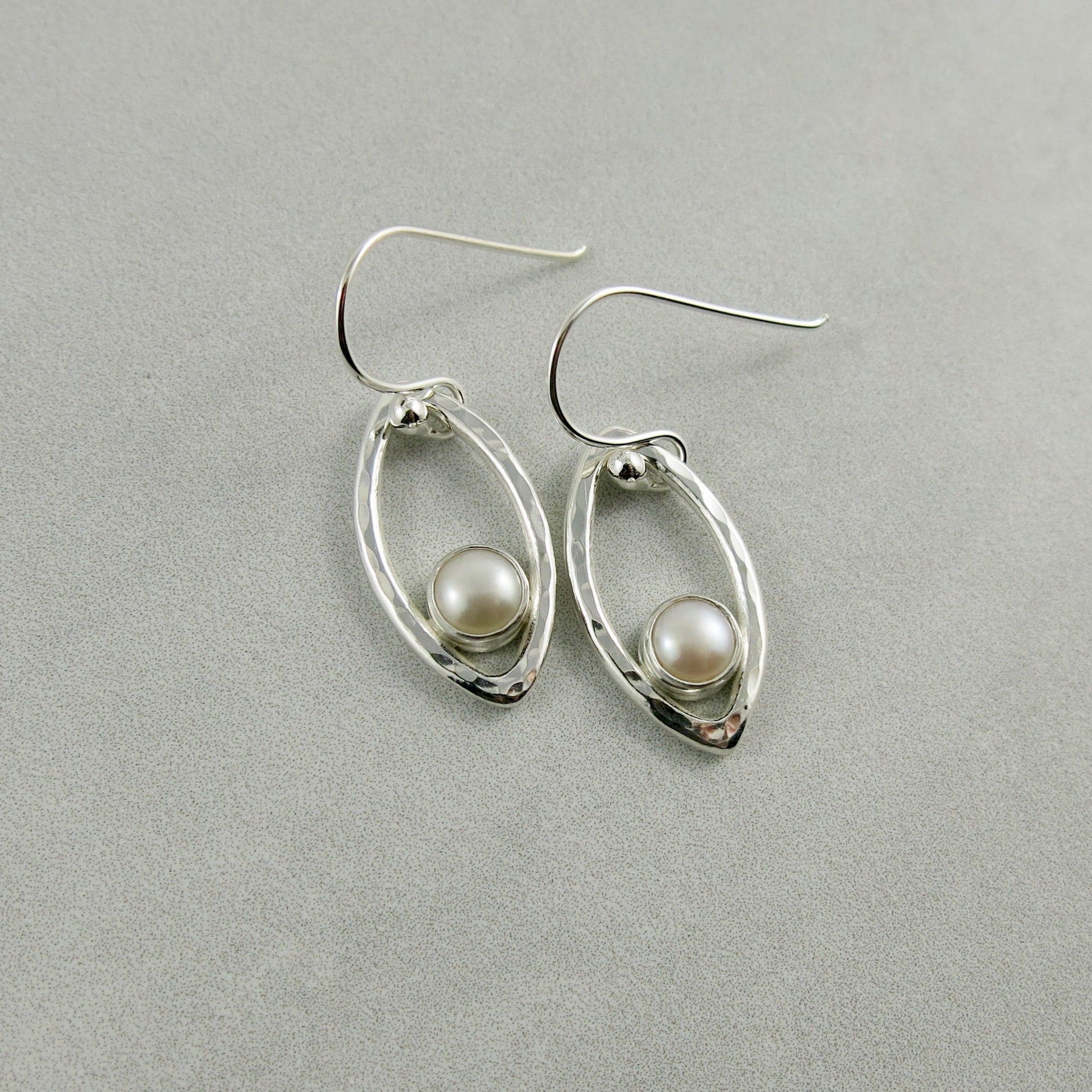 Boucles d'oreilles en feuille d'argent avec perles • Boucles d'oreilles modernes et minimalistes inspirées de la nature