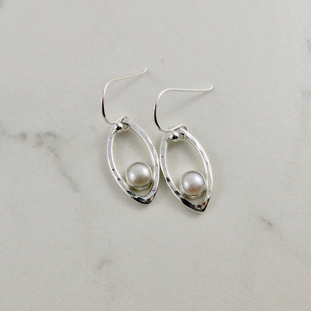 Boucles d'oreilles en feuille d'argent avec perles • Boucles d'oreilles modernes et minimalistes inspirées de la nature