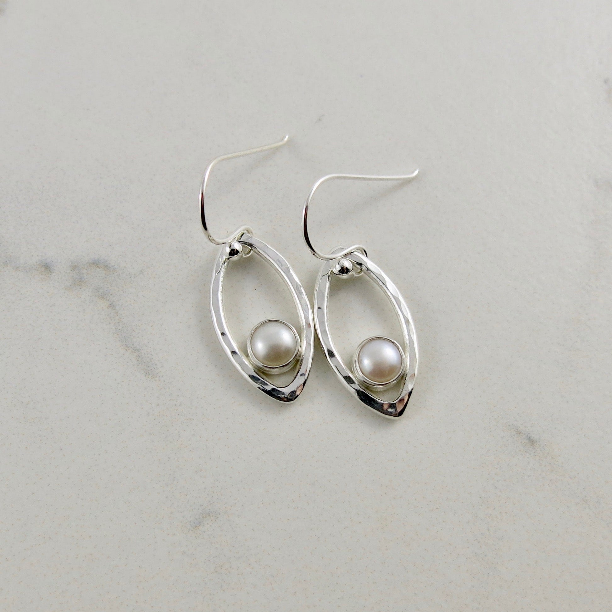 Boucles d'oreilles en feuille d'argent avec perles • Boucles d'oreilles modernes et minimalistes inspirées de la nature