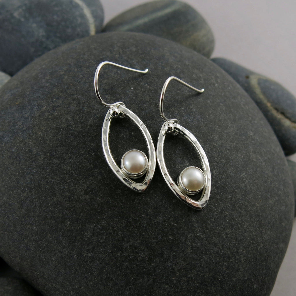 Boucles d'oreilles en feuille d'argent avec perles • Boucles d'oreilles modernes et minimalistes inspirées de la nature