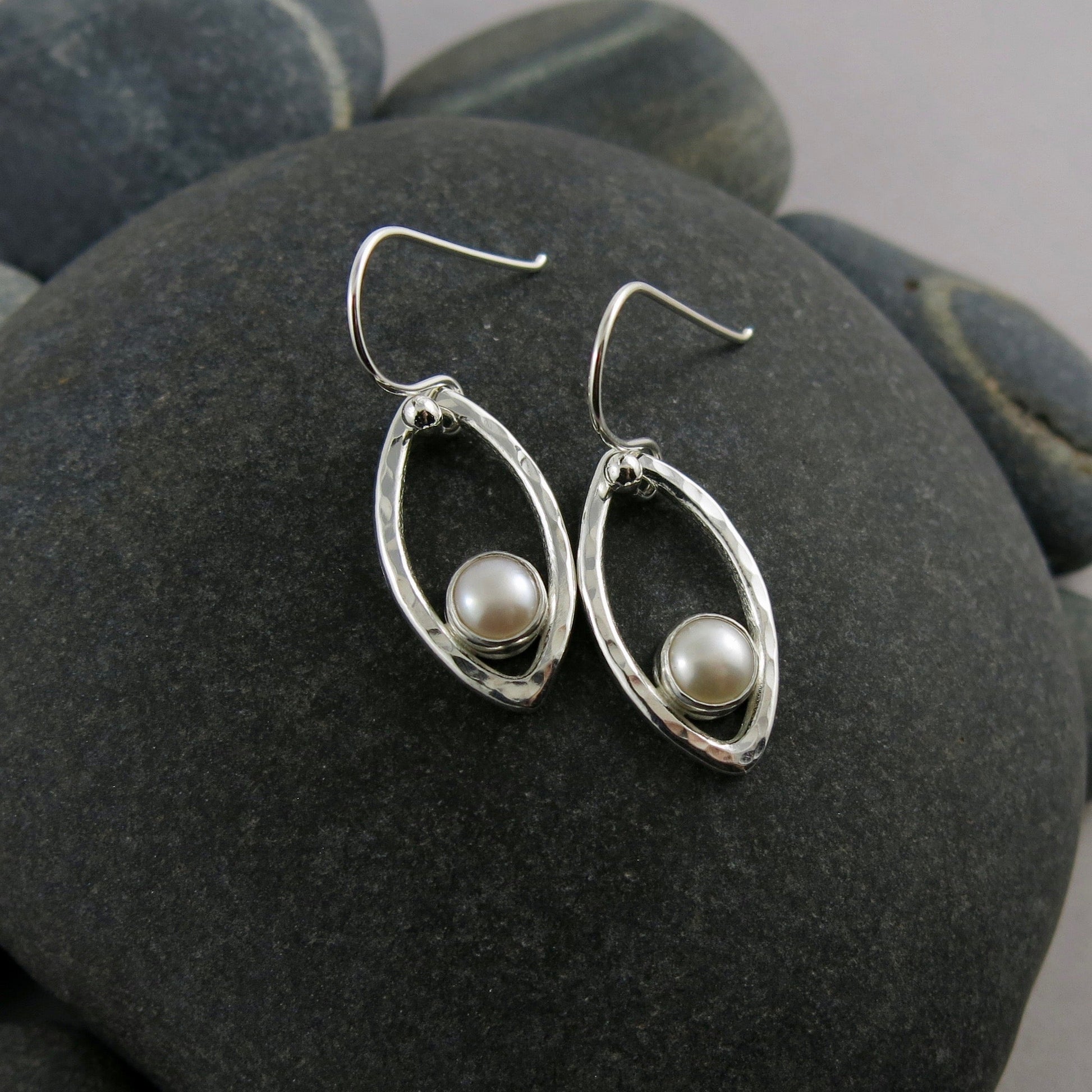 Boucles d'oreilles en feuille d'argent avec perles • Boucles d'oreilles modernes et minimalistes inspirées de la nature
