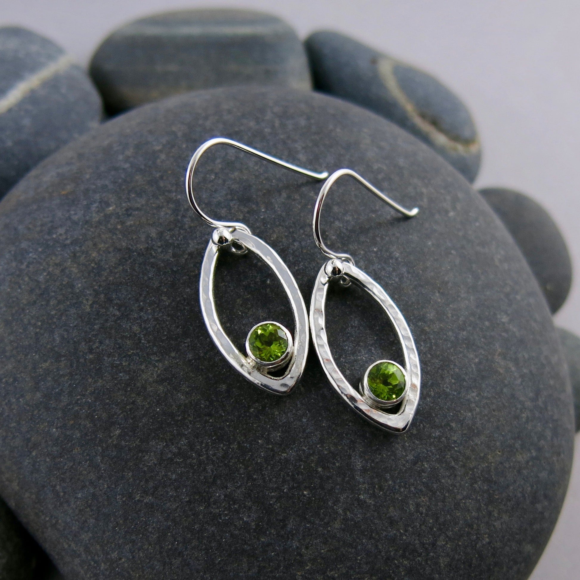 Boucles d'oreilles en feuille d'argent avec péridot • Boucles d'oreilles modernes et minimalistes inspirées de la nature