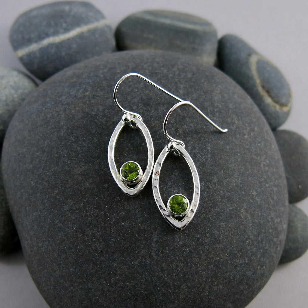 Boucles d'oreilles en feuille d'argent avec péridot • Boucles d'oreilles modernes et minimalistes inspirées de la nature