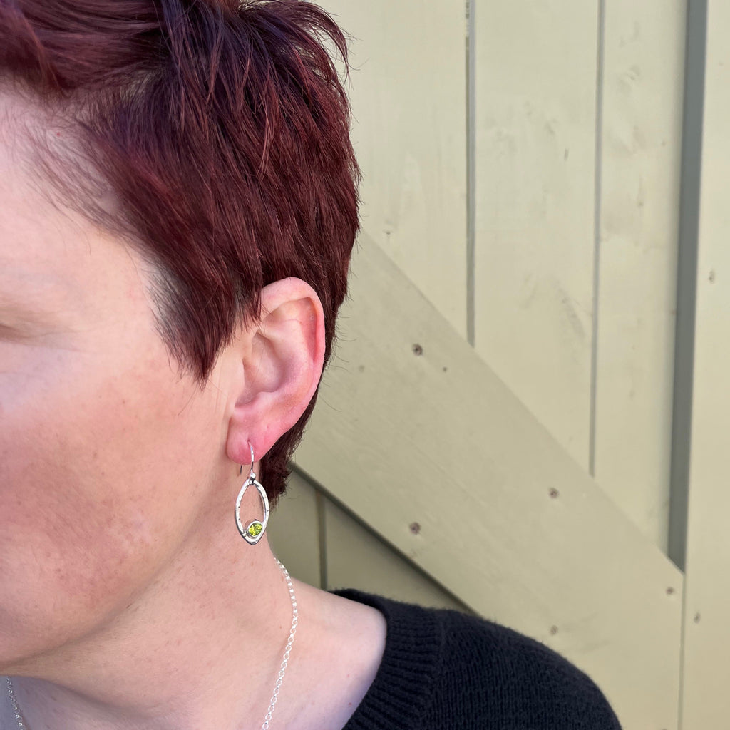 Boucles d'oreilles en feuille d'argent avec péridot • Boucles d'oreilles modernes et minimalistes inspirées de la nature