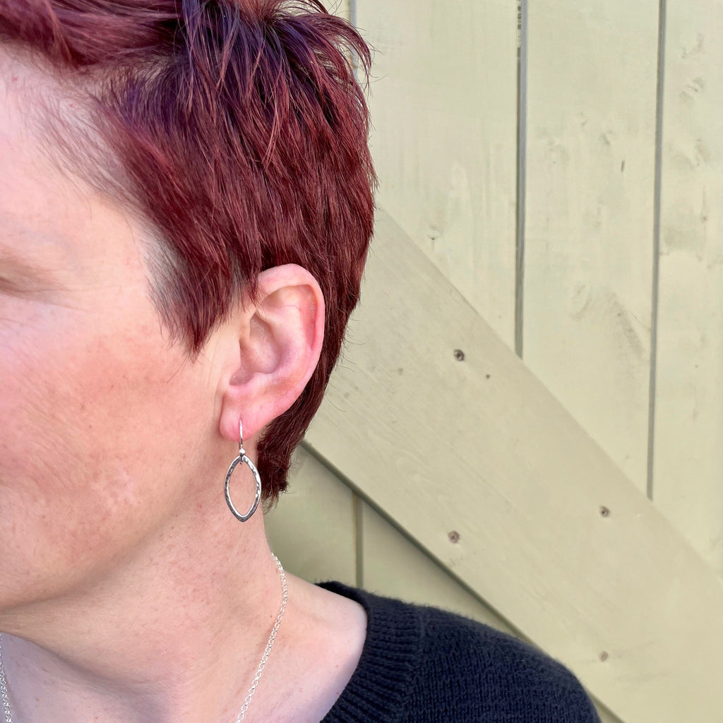 Boucles d'oreilles en feuille d'argent • Boucles d'oreilles modernes et minimalistes inspirées de la nature