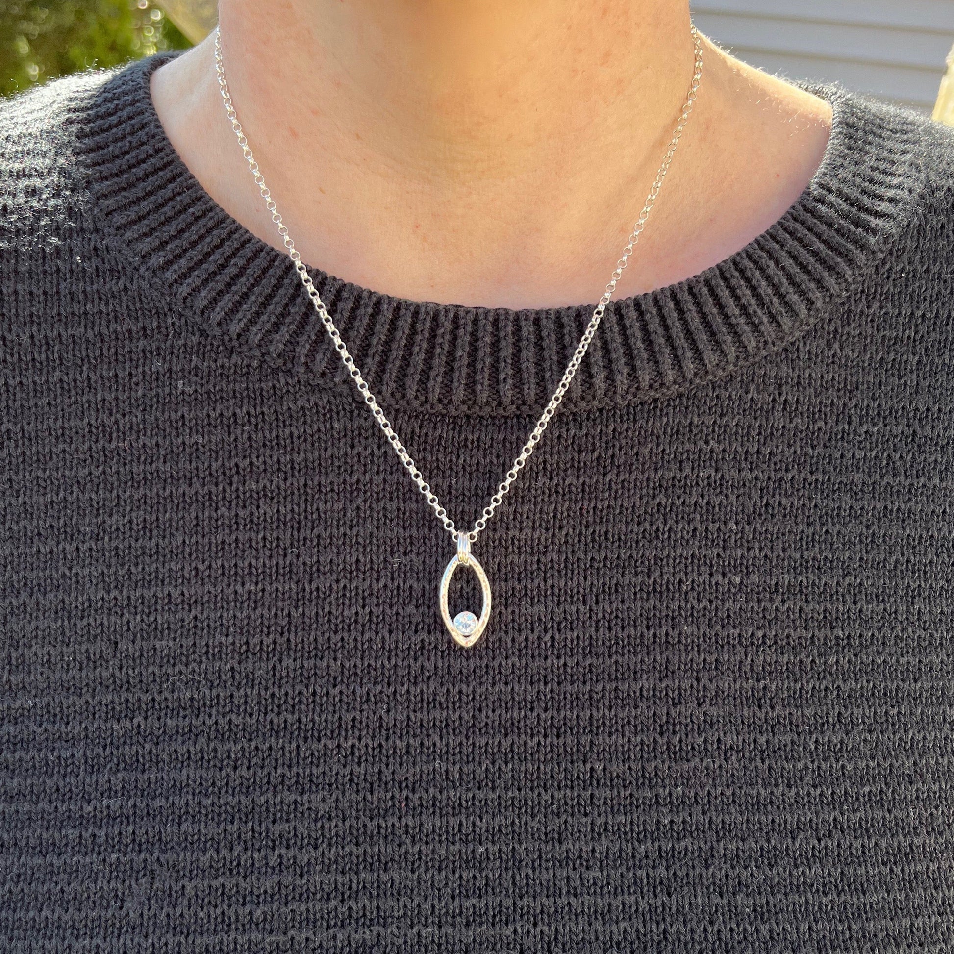 Collier feuille d'argent avec topaze bleue • Collier moderne minimaliste inspiré de la nature