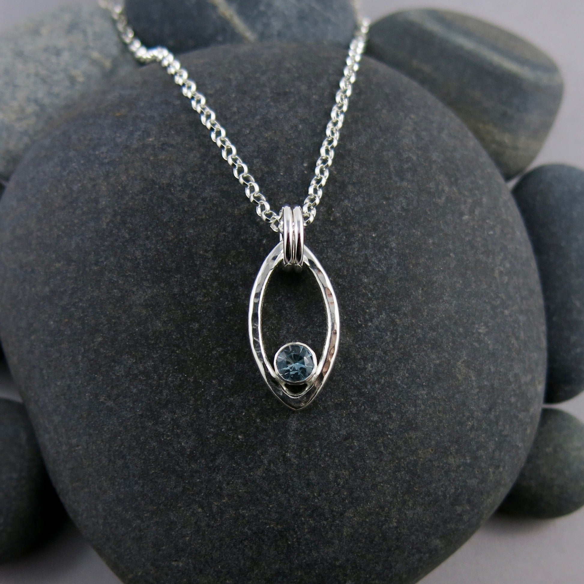 Collier feuille d'argent avec topaze bleue • Collier moderne minimaliste inspiré de la nature