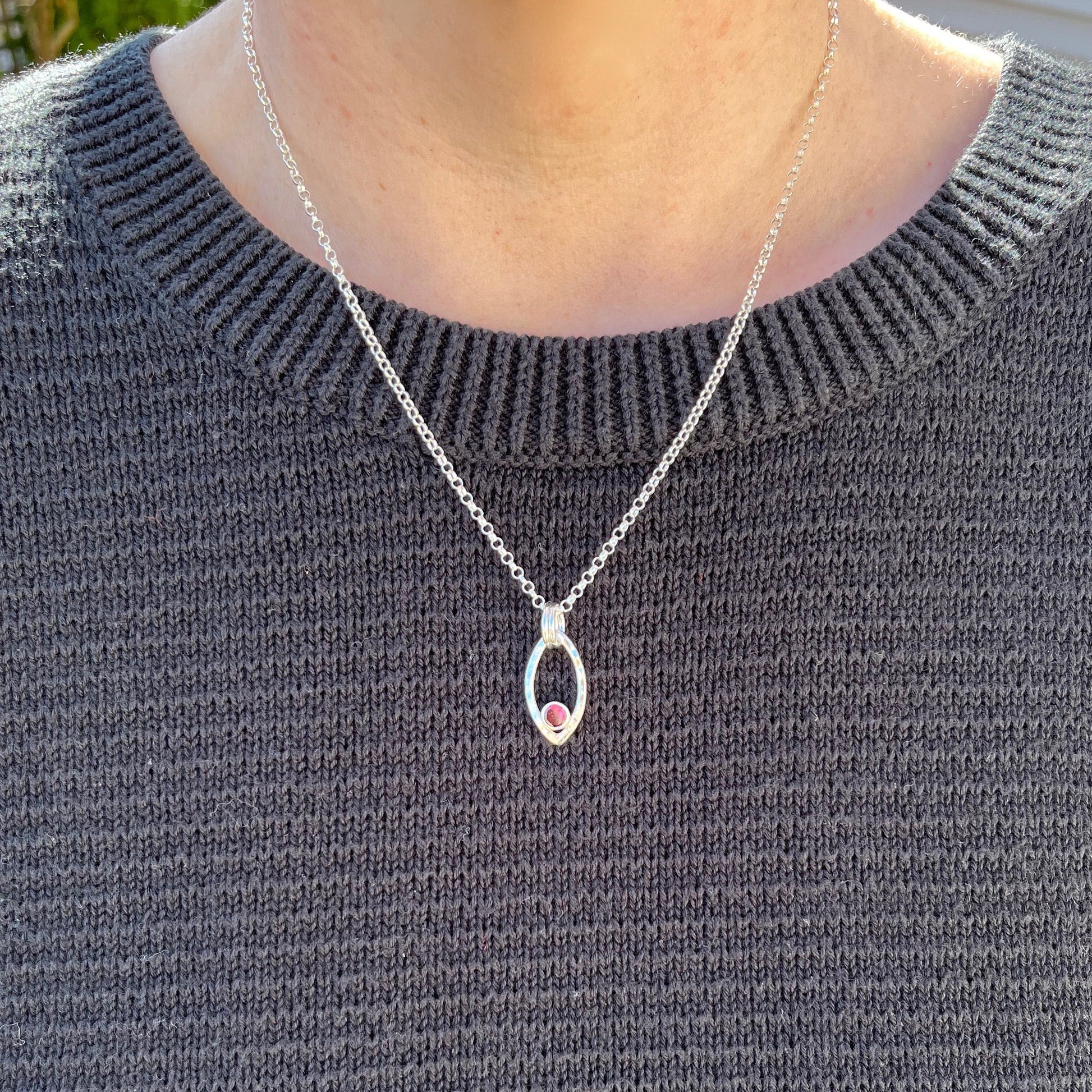 Collier feuille d'argent avec grenat • Collier moderne minimaliste inspiré de la nature