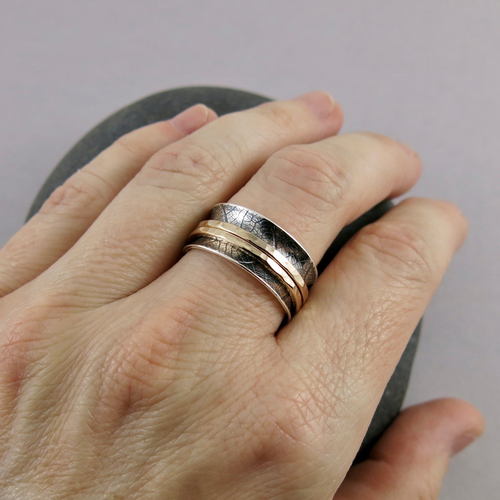 Bague de méditation en argent et or • Bande en argent imprimée de feuilles avec doubles toupies remplies d'or