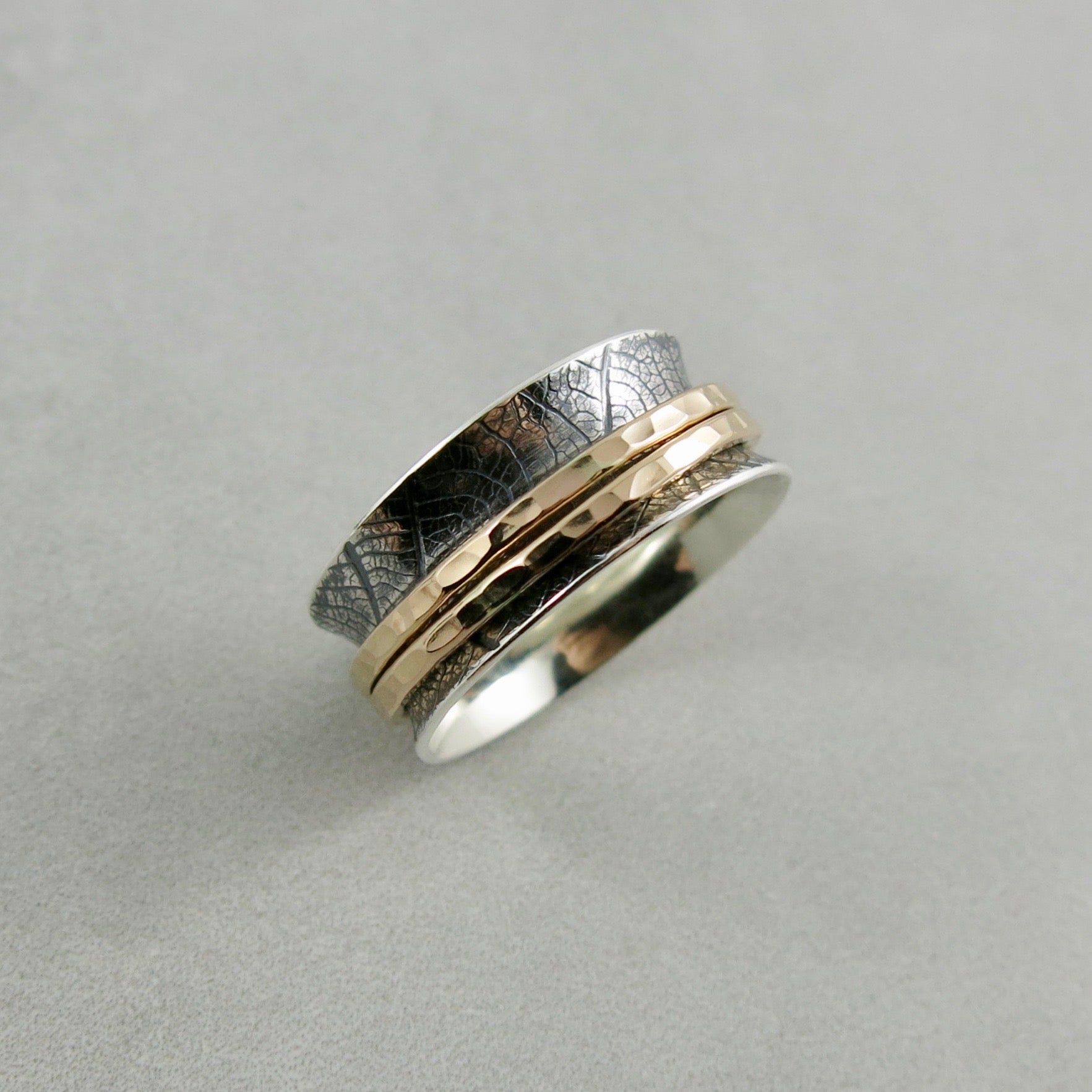 Bague de méditation en argent et or • Bande en argent imprimée de feuilles avec doubles toupies remplies d'or