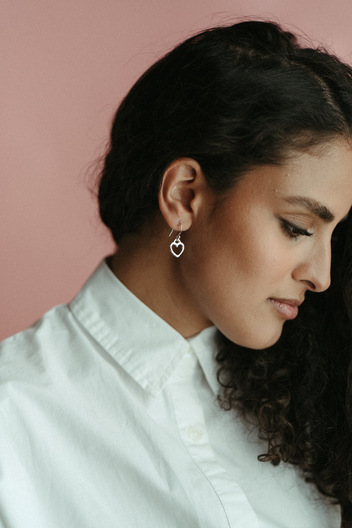 Boucles d'oreilles pendantes en forme de cœur ouvert • Argent sterling