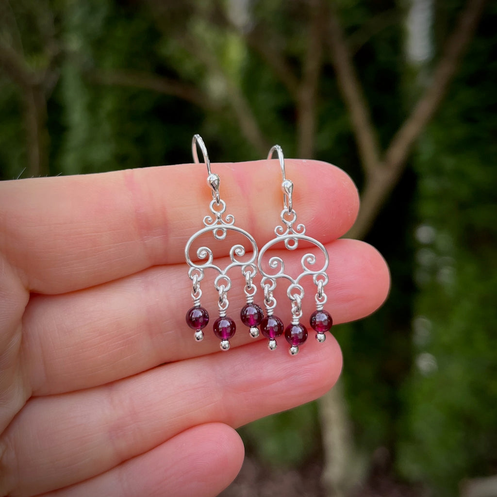 Boucles d'oreilles en argent avec perles de grenat • Argent sterling