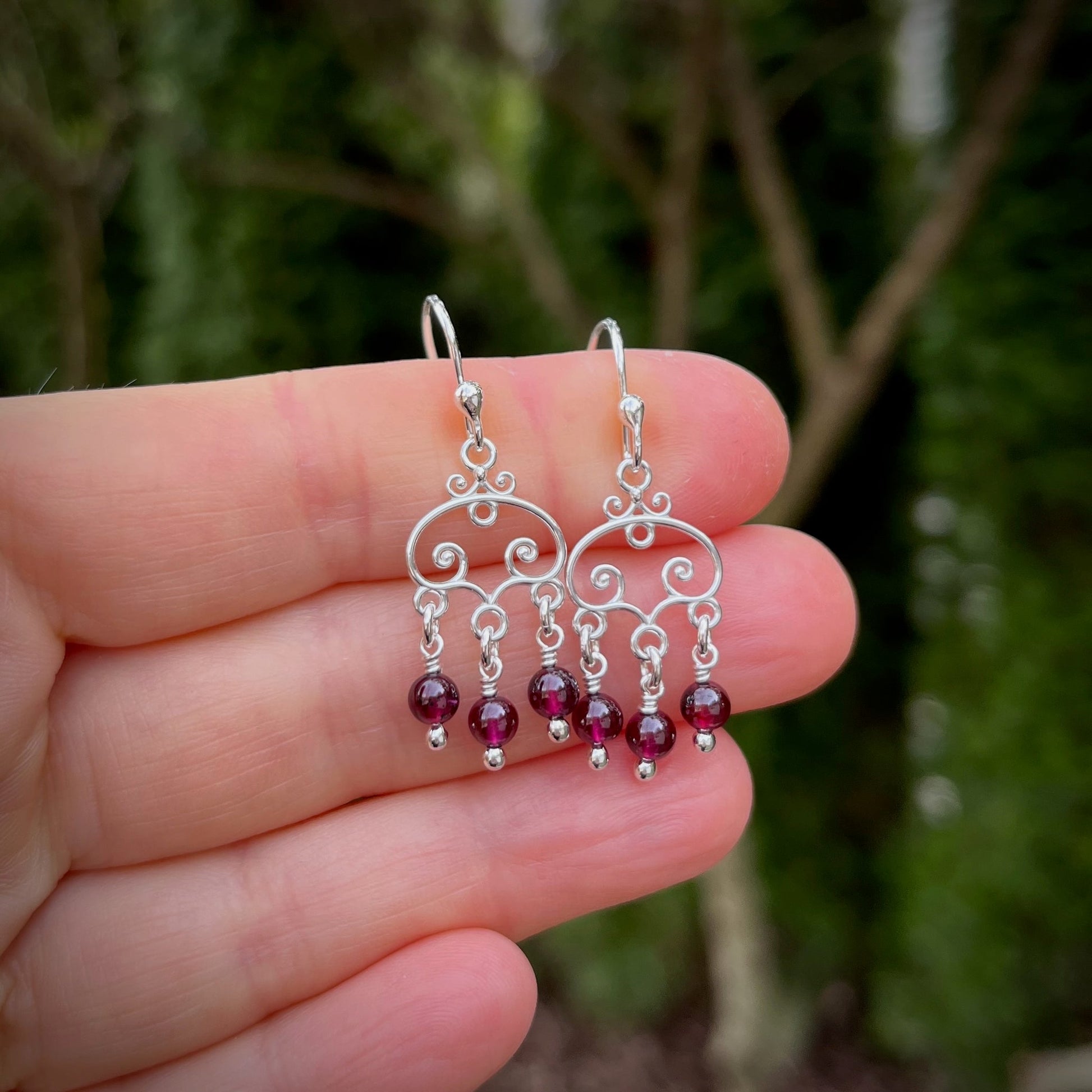 Boucles d'oreilles en argent avec perles de grenat • Argent sterling