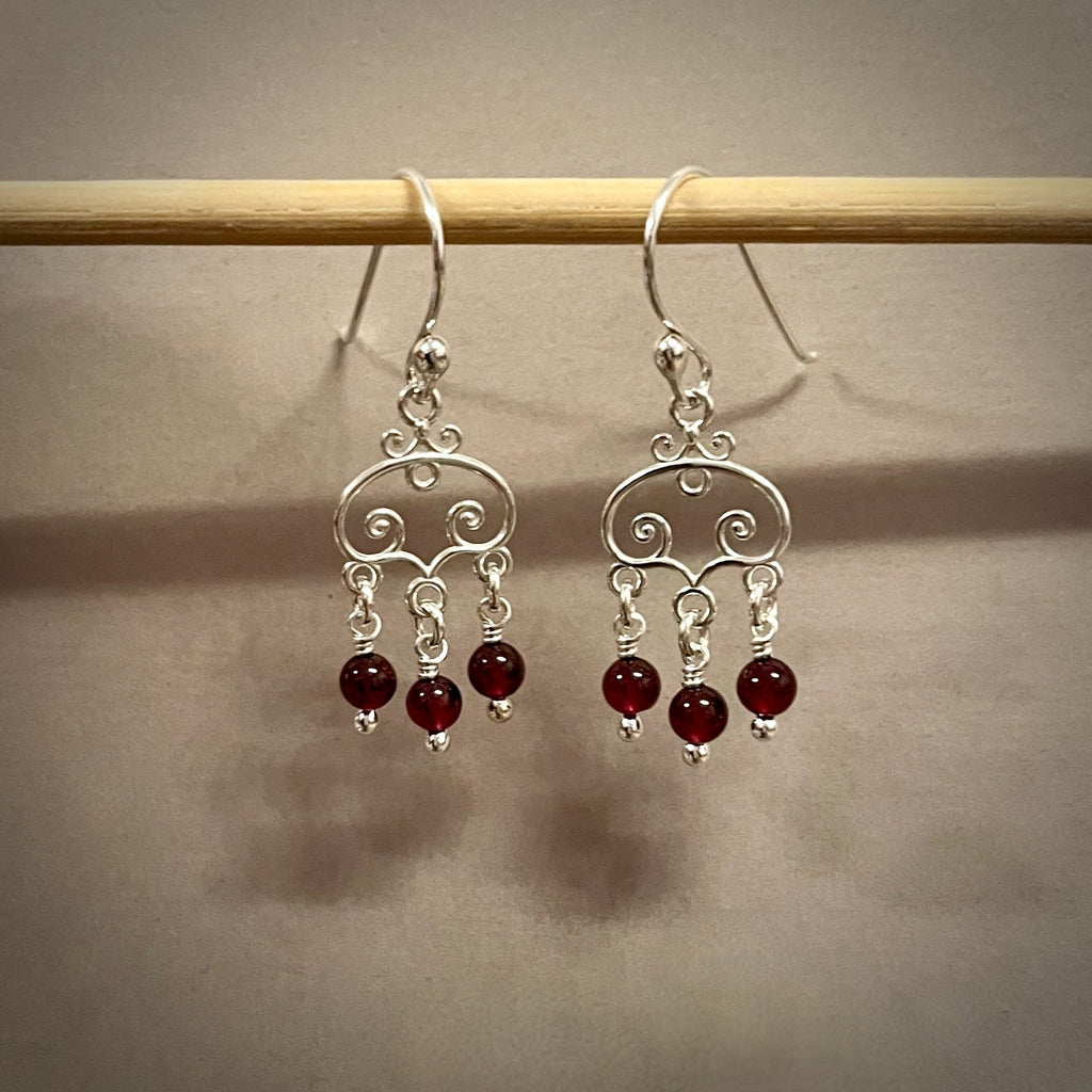 Boucles d'oreilles en argent avec perles de grenat • Argent sterling