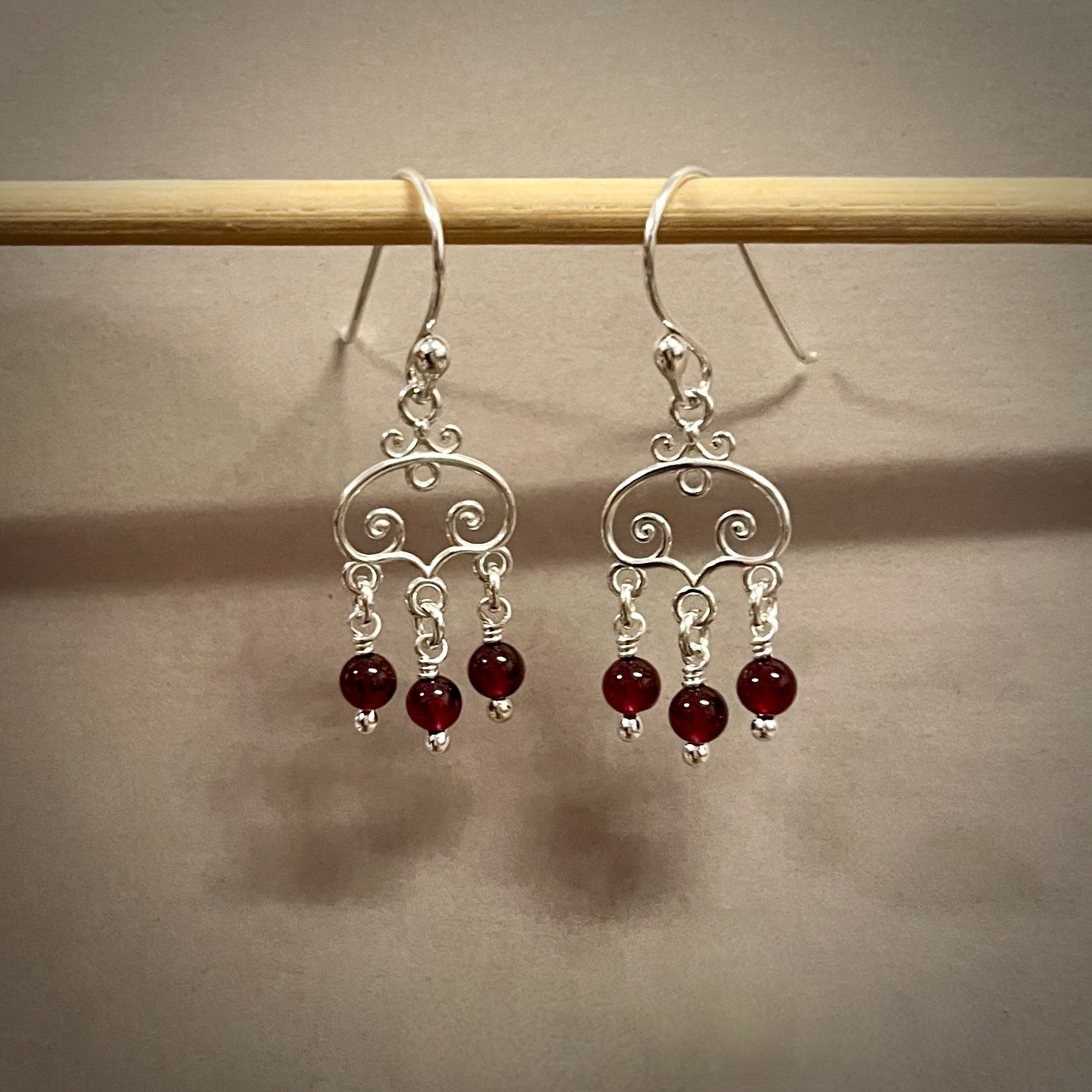 Boucles d'oreilles en argent avec perles de grenat • Argent sterling
