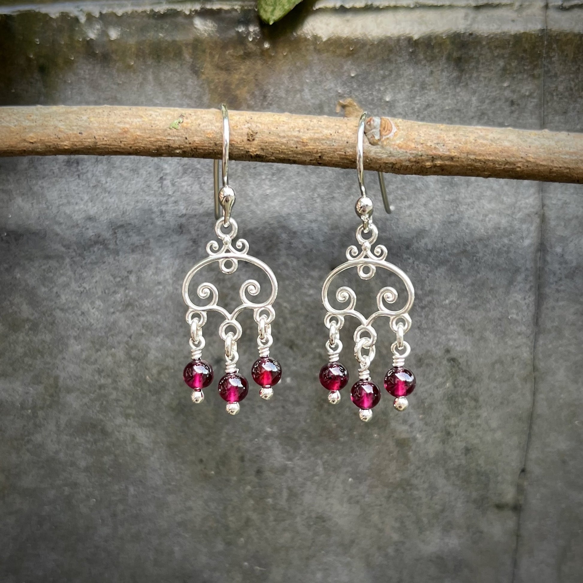 Boucles d'oreilles en argent avec perles de grenat • Argent sterling