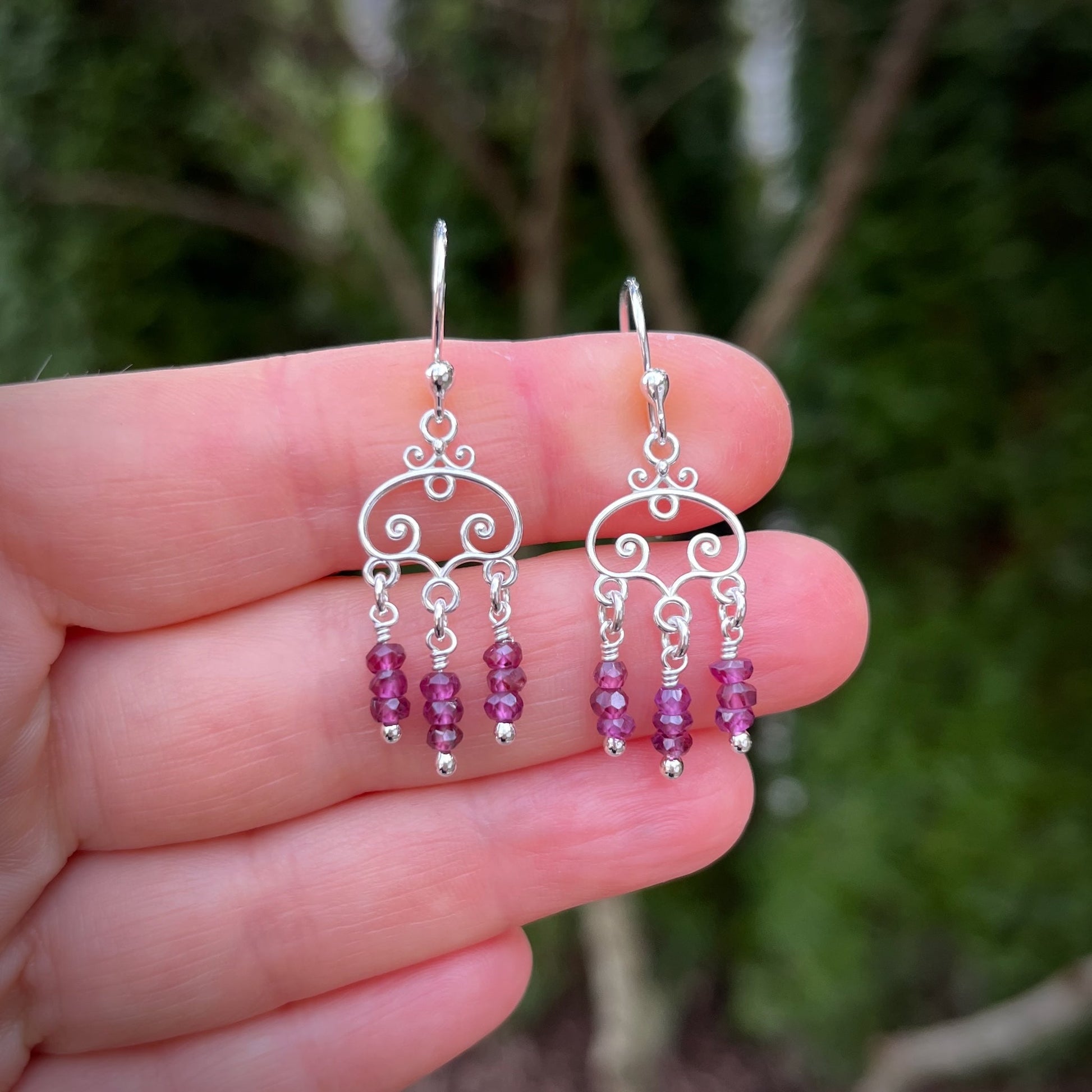 Boucles d'oreilles en argent avec perles de grenat à facettes • Argent sterling