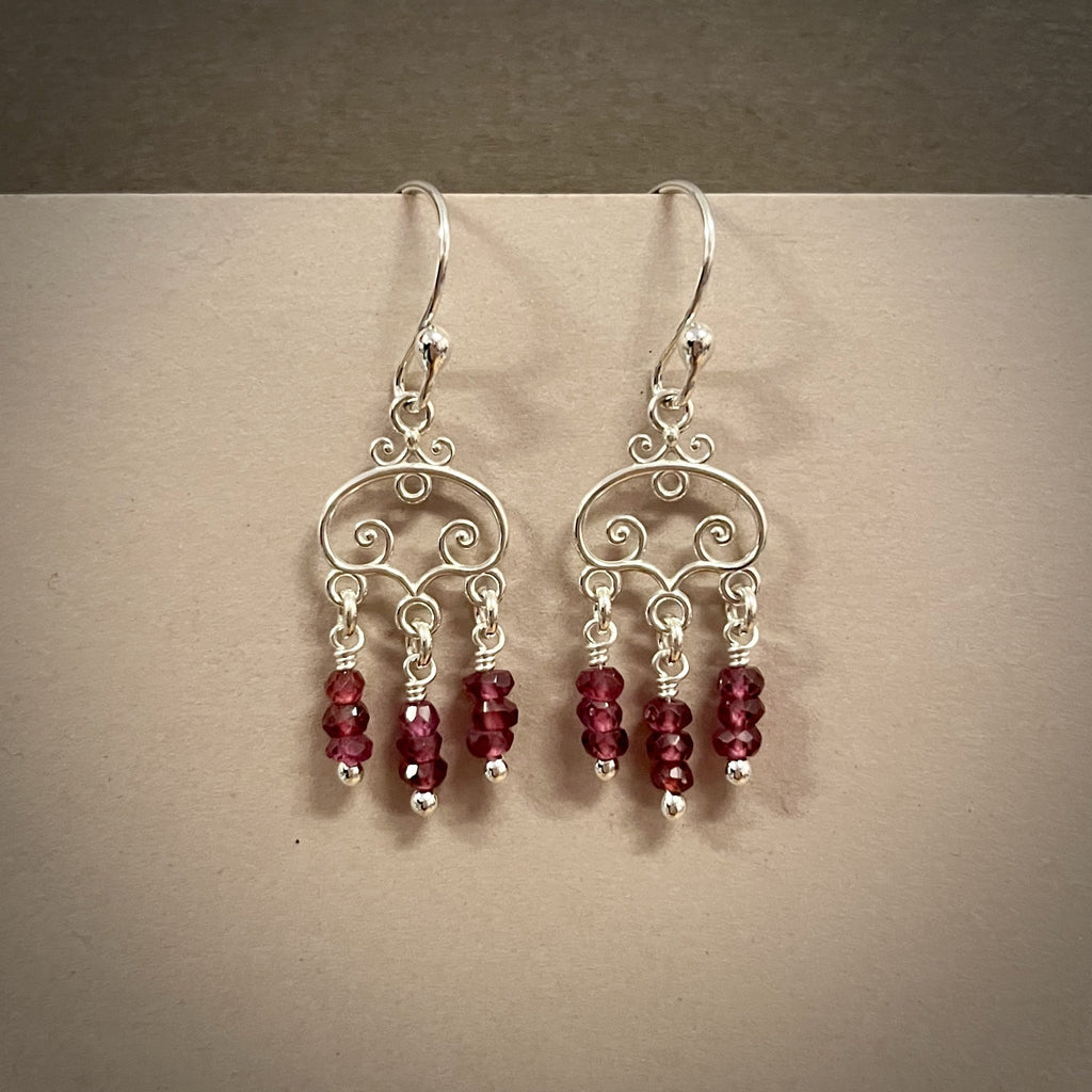 Boucles d'oreilles en argent avec perles de grenat à facettes • Argent sterling