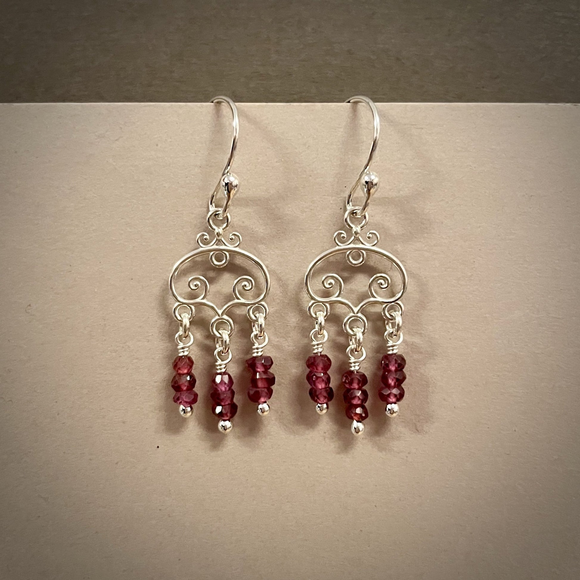 Boucles d'oreilles en argent avec perles de grenat à facettes • Argent sterling
