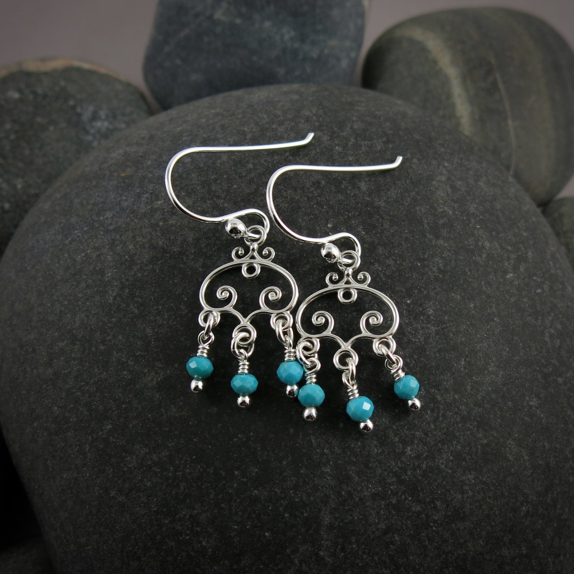 Boucles d'oreilles en argent avec pendentifs en turquoise • Argent sterling et perles de turquoise naturelles