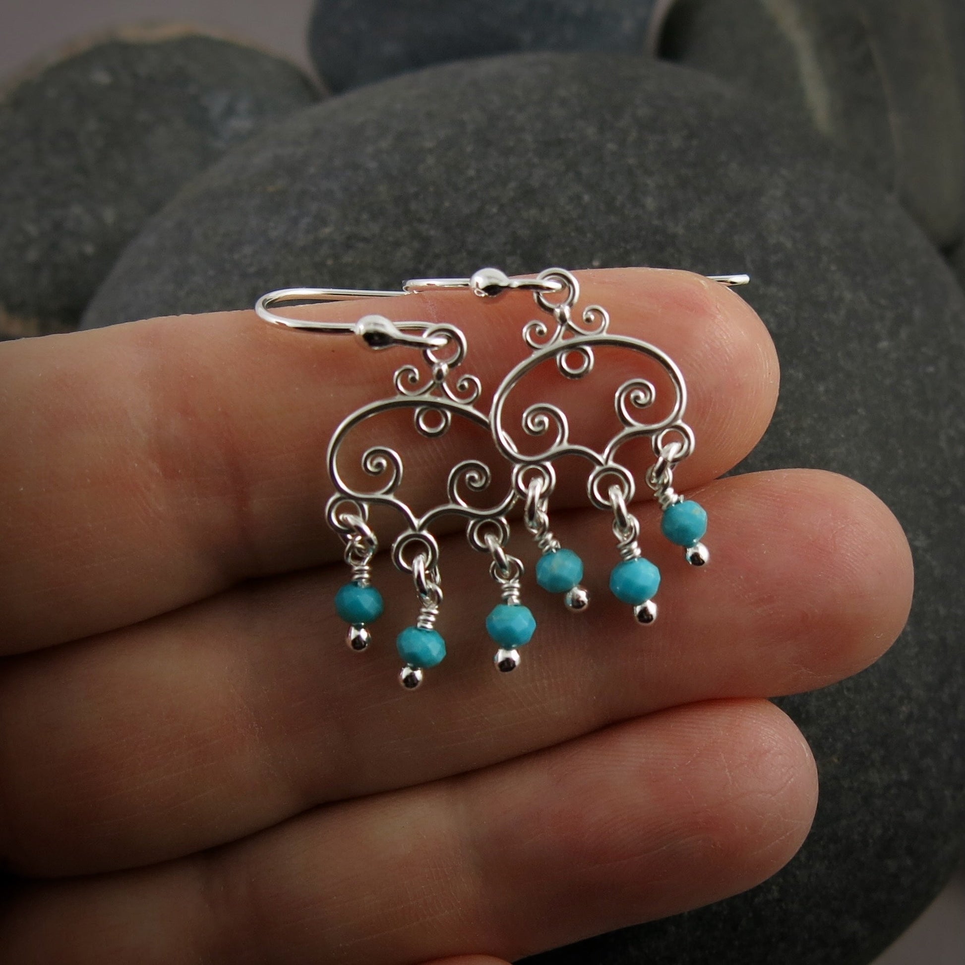 Boucles d'oreilles en argent avec pendentifs en turquoise • Argent sterling et perles de turquoise naturelles