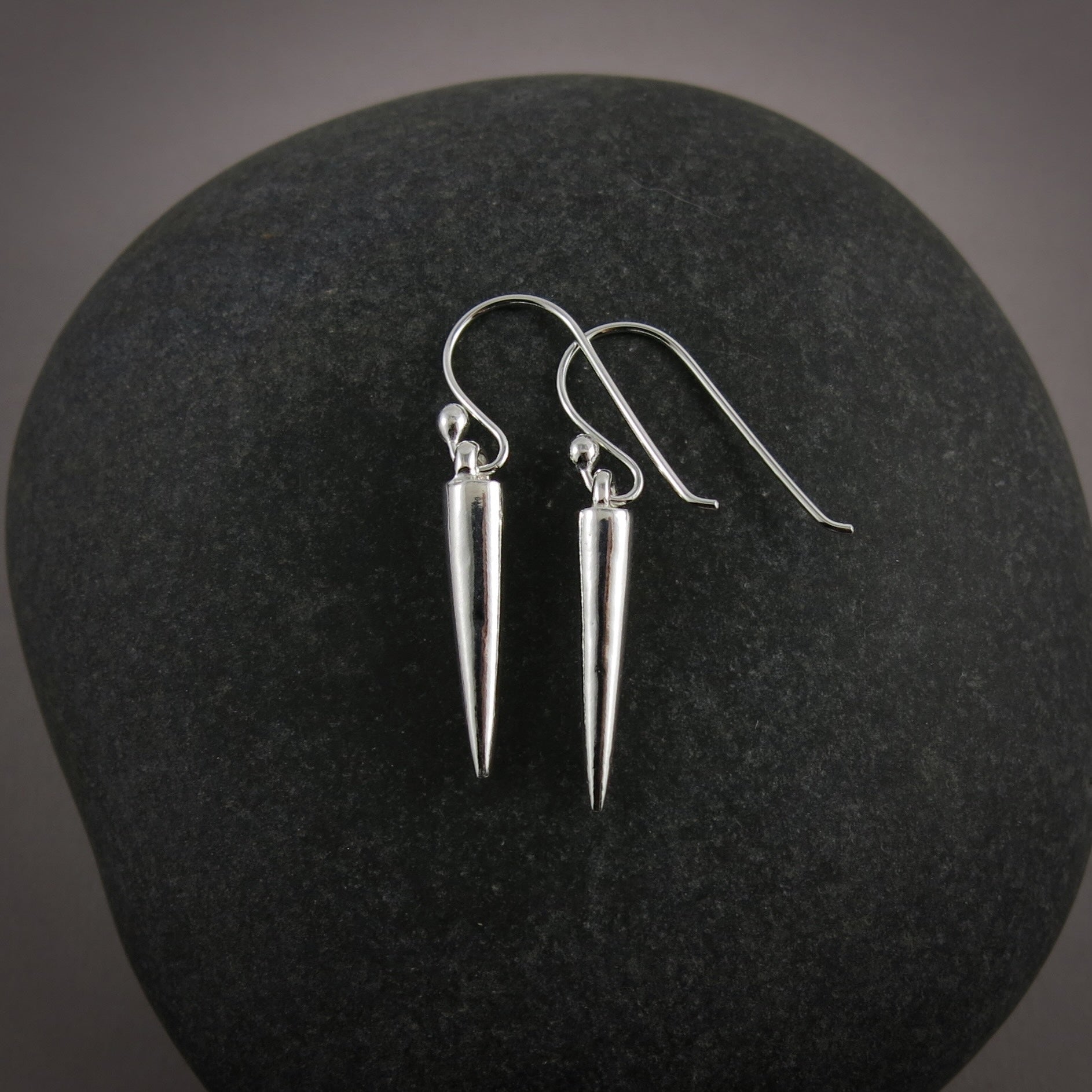 Boucles d'oreilles à pointes en argent • Pendants à pointes en argent lisses