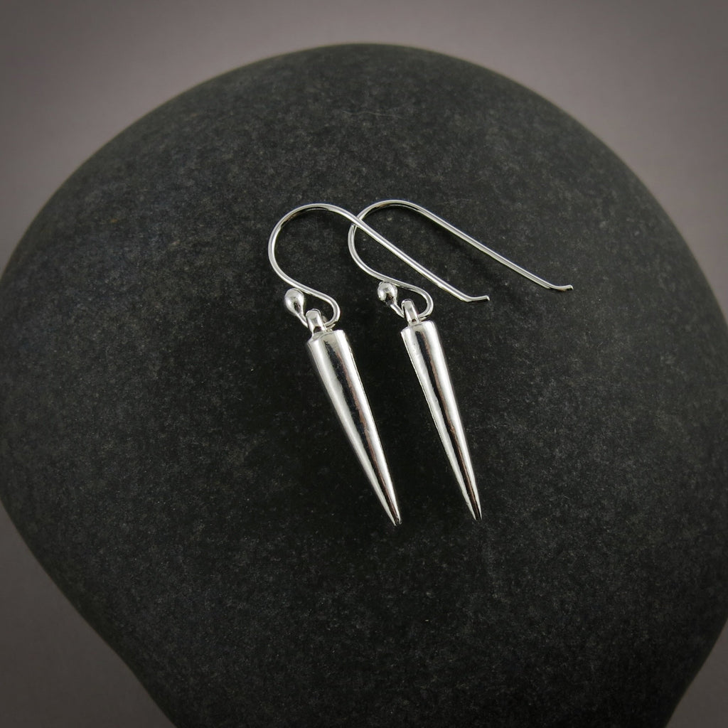 Boucles d'oreilles à pointes en argent • Pendants à pointes en argent lisses