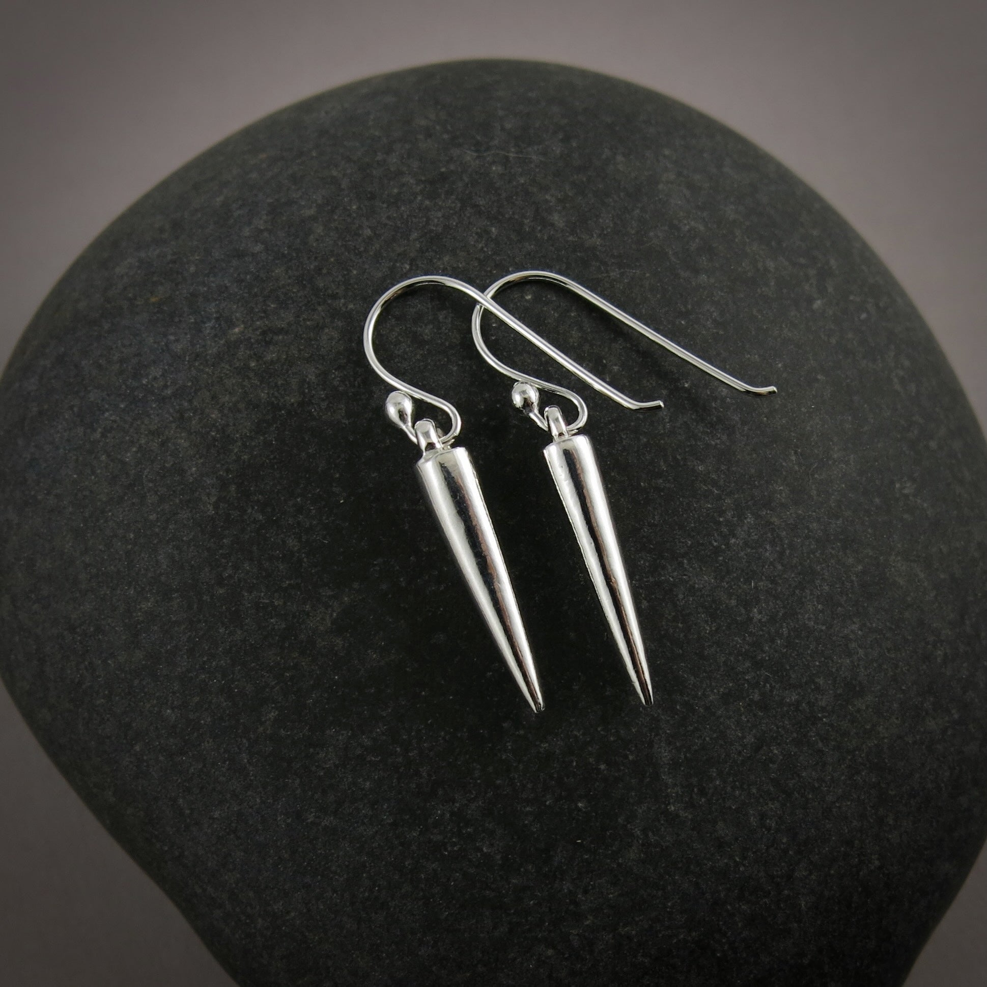 Boucles d'oreilles à pointes en argent • Pendants à pointes en argent lisses