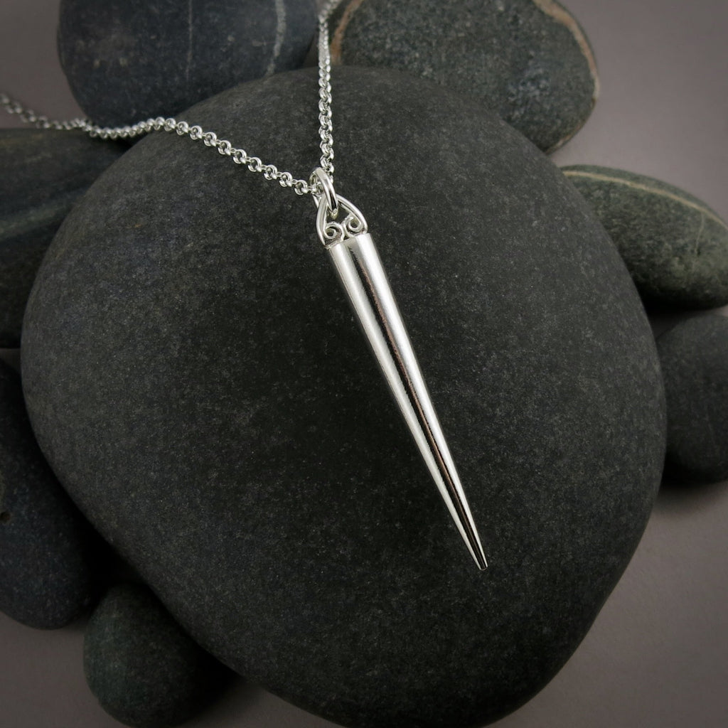 Pendentif à pointe en argent • Long pendentif à pointe en argent massif