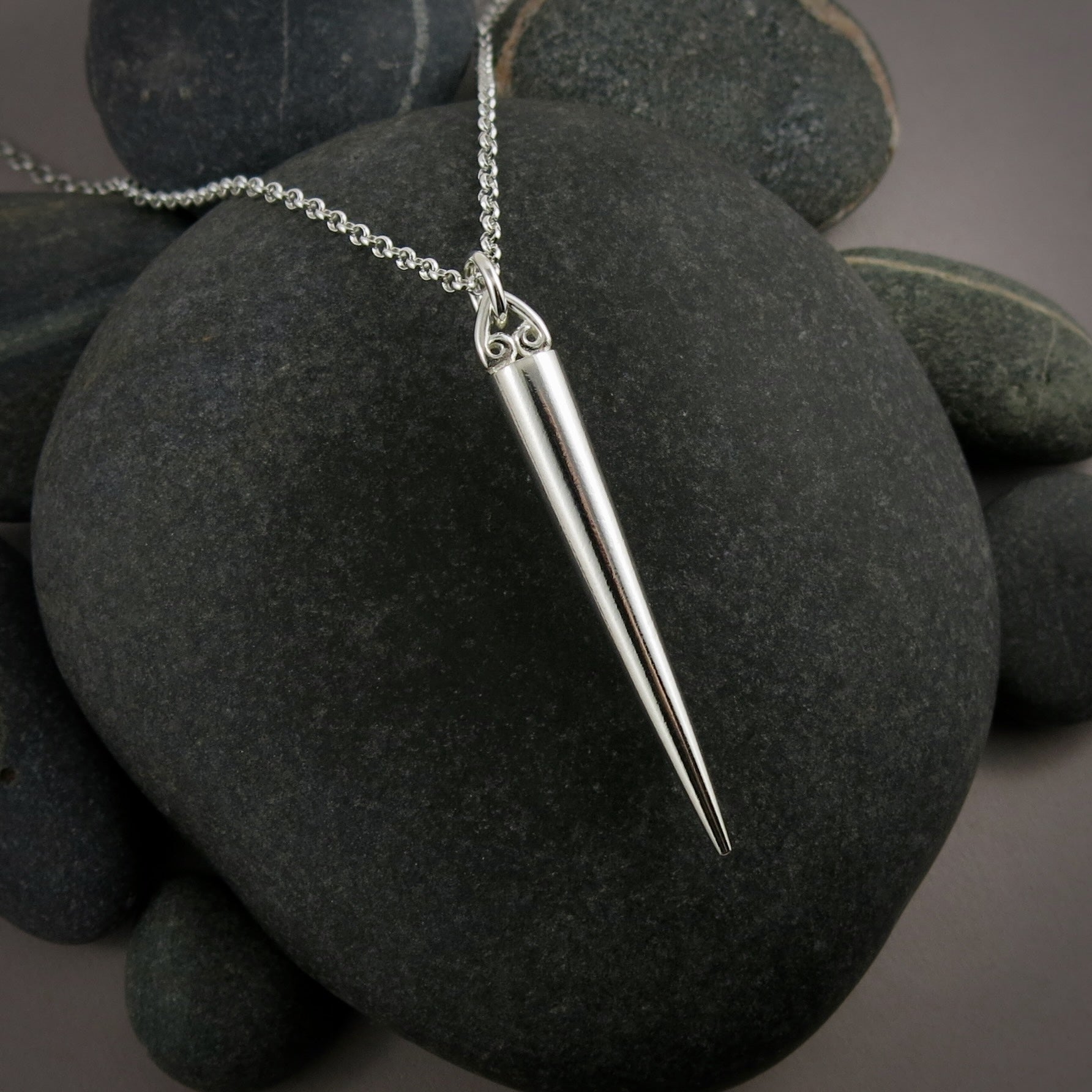 Pendentif à pointe en argent • Long pendentif à pointe en argent massif