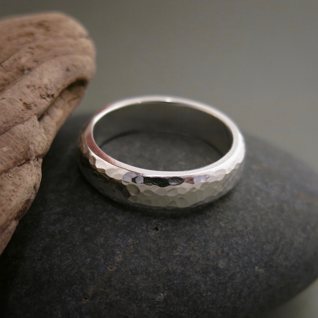 Bague Steadfast en argent • Bande épaisse demi-ronde texturée au marteau