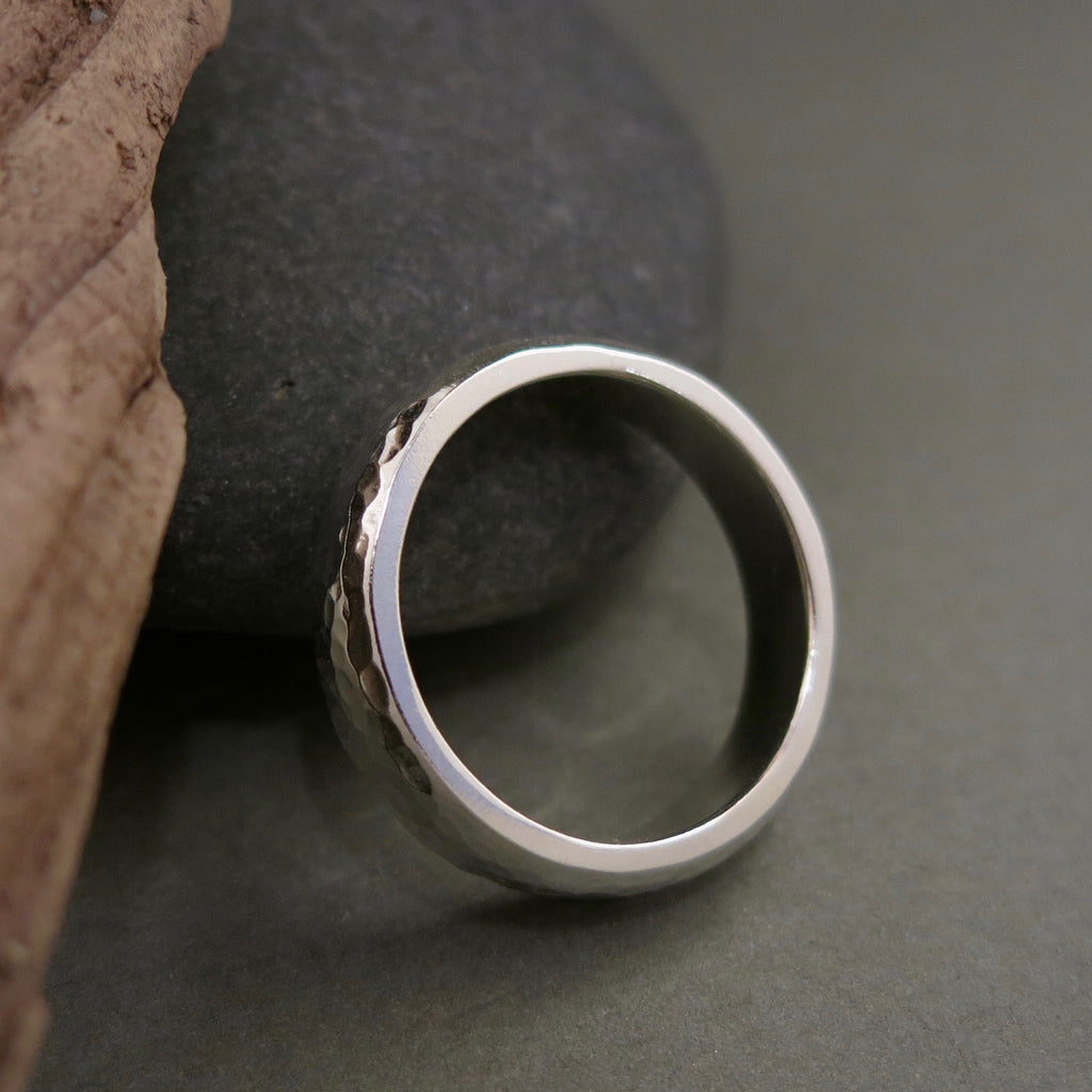 Bague Steadfast en argent • Bande épaisse demi-ronde texturée au marteau