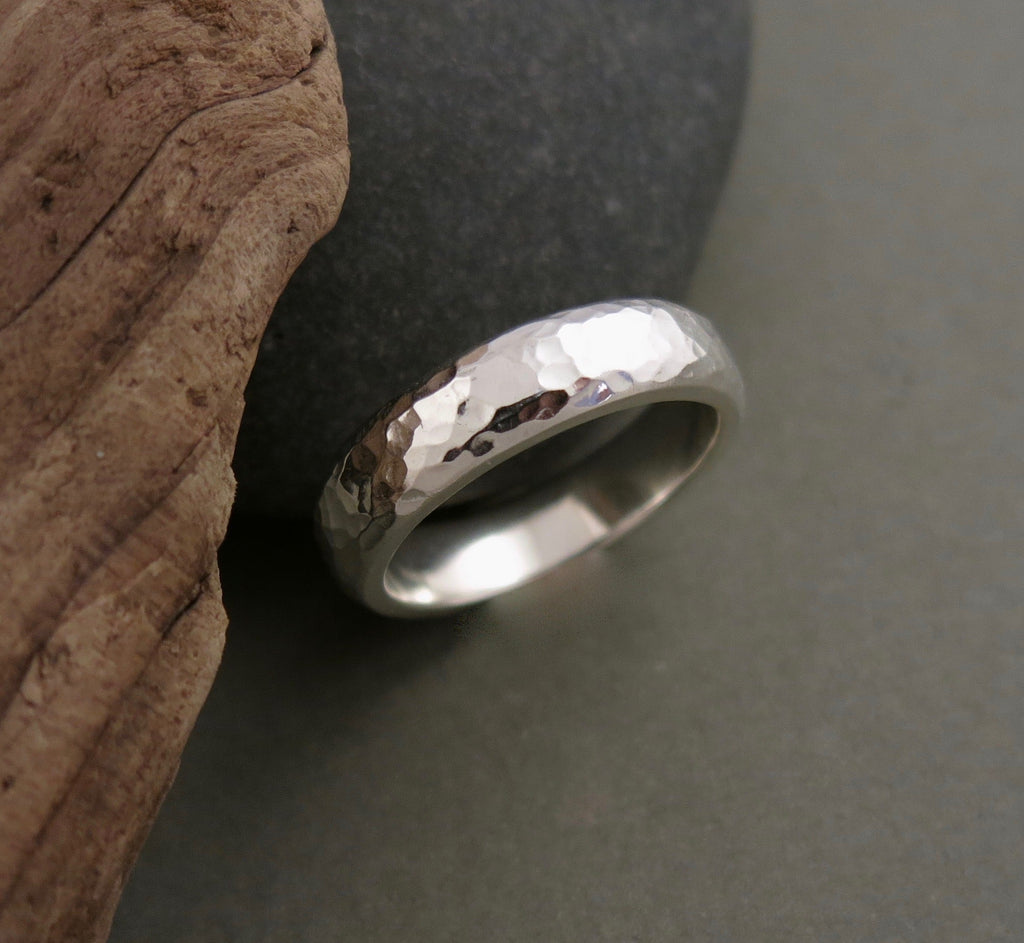 Bague Steadfast en argent • Bande épaisse demi-ronde texturée au marteau
