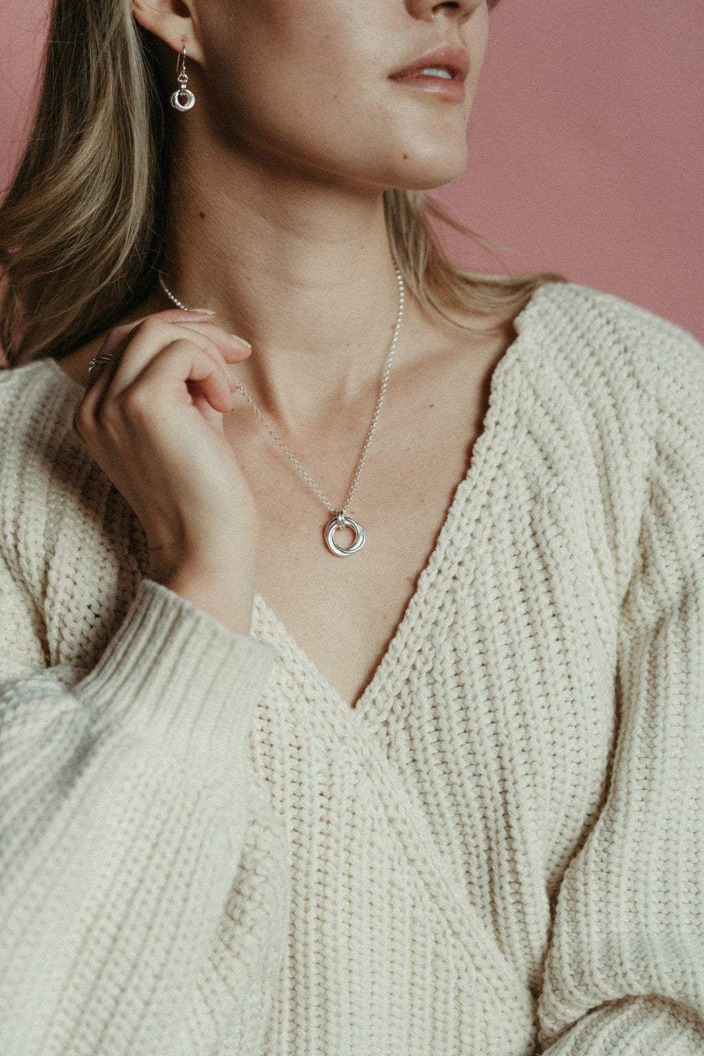 Collier trio de nœuds d'amour intemporels • Argent sterling avec chaîne rolo
