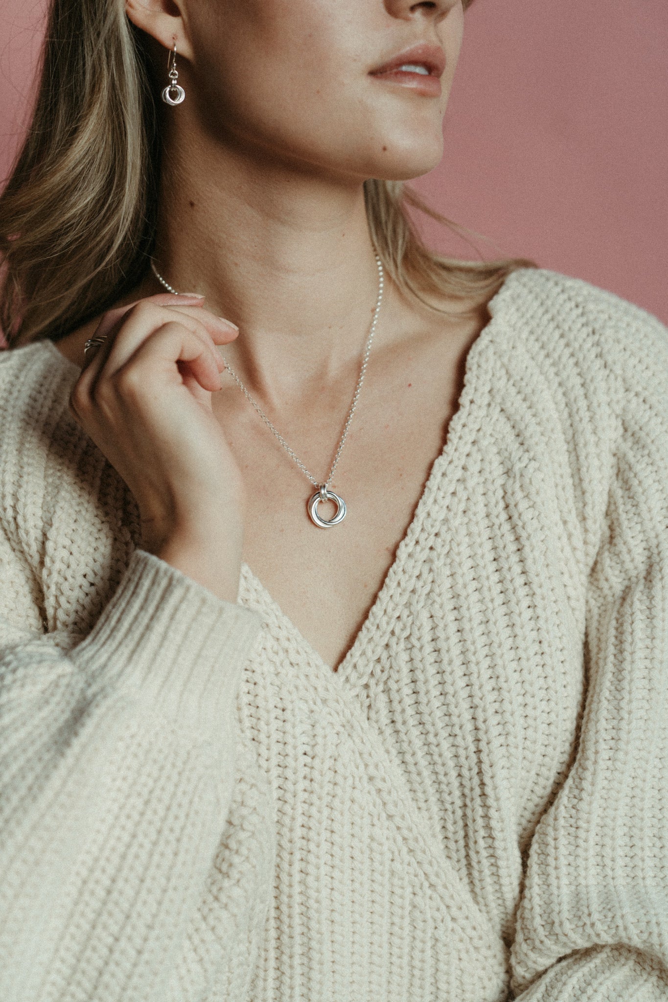 Collier trio de nœuds d'amour intemporels • Argent sterling avec chaîne rolo
