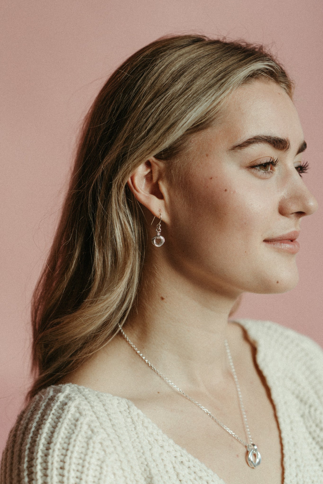 Boucles d'oreilles nœud d'amour intemporelles • Argent sterling