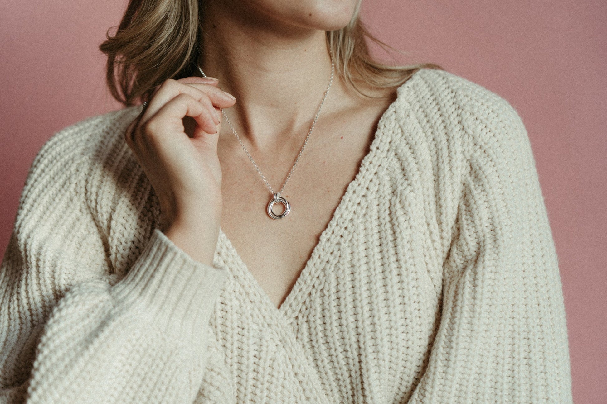 Collier trio de nœuds d'amour intemporels • Argent sterling avec chaîne rolo