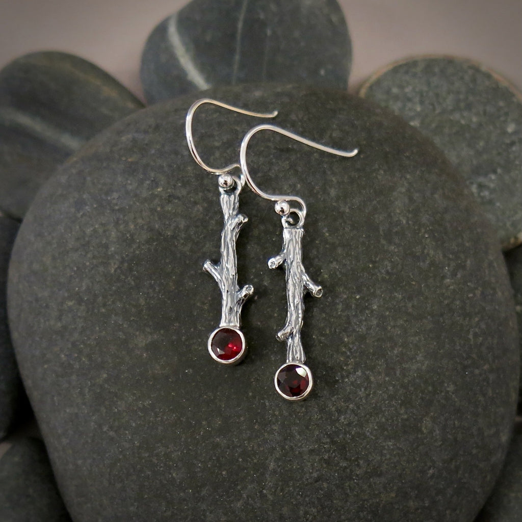 Boucles d'oreilles brindilles en argent avec grenats à facettes • Argent sterling
