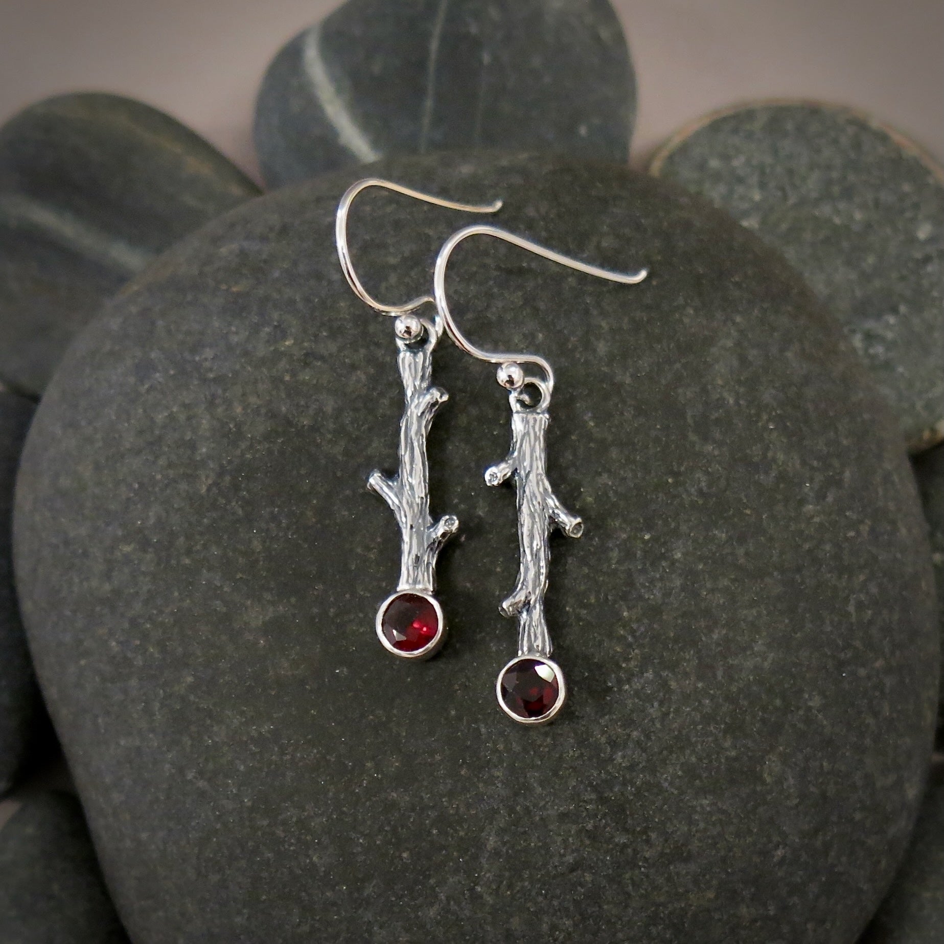 Boucles d'oreilles brindilles en argent avec grenats à facettes • Argent sterling