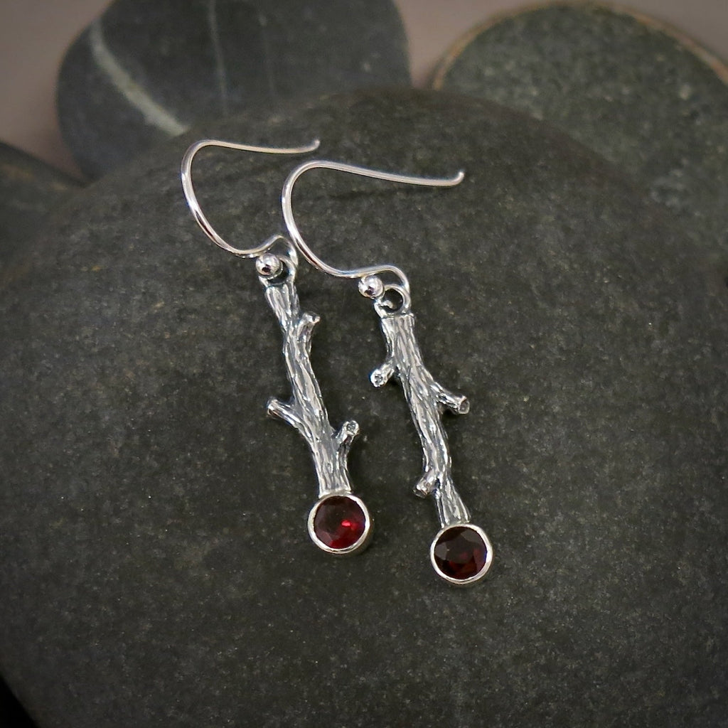 Boucles d'oreilles brindilles en argent avec grenats à facettes • Argent sterling