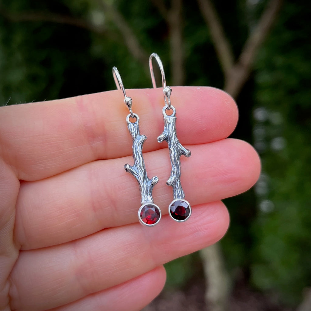 Boucles d'oreilles brindilles en argent avec grenats à facettes • Argent sterling